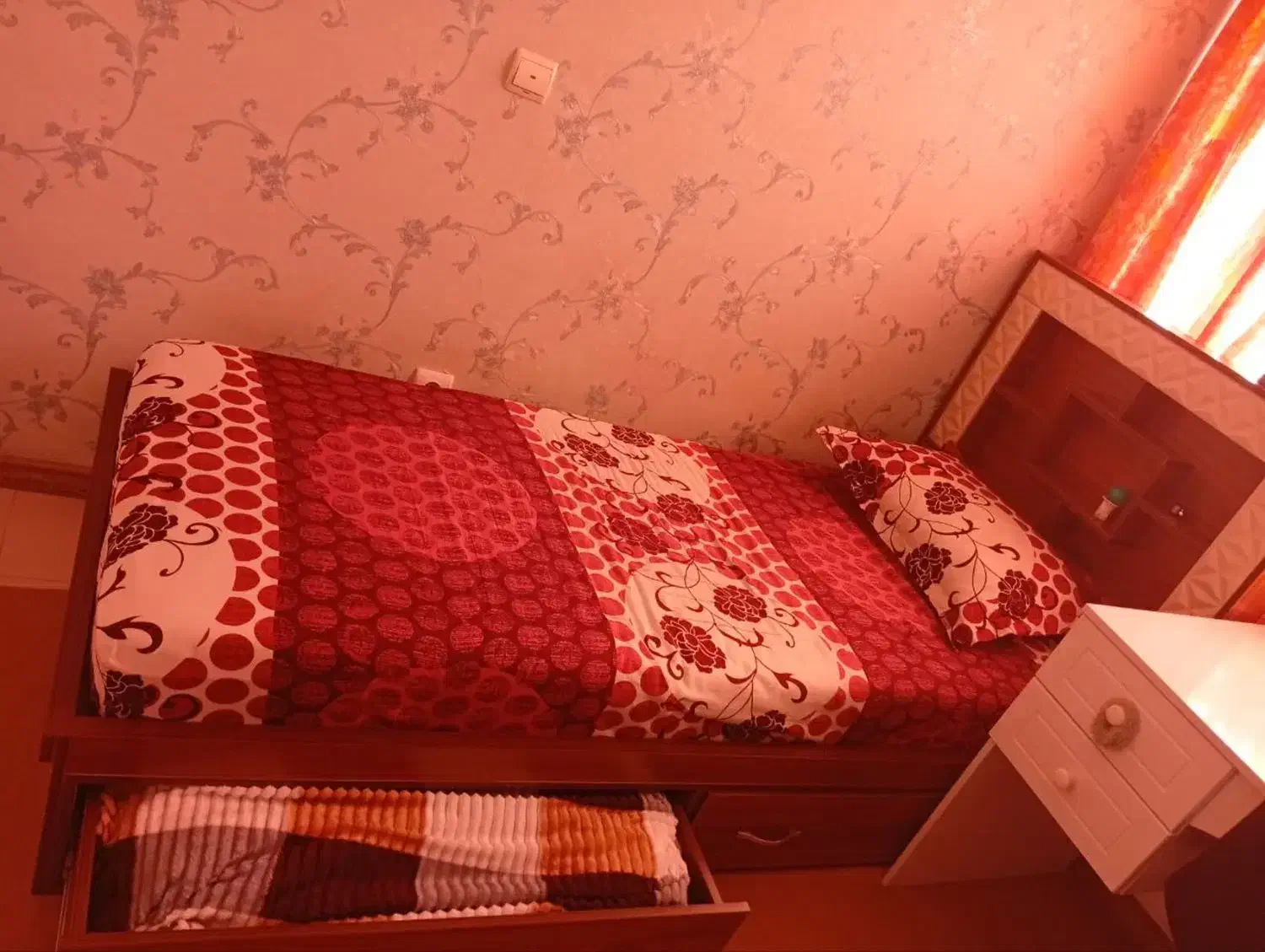 تخت یک نفره|تخت و سرویس خواب|سمنان, |دیوار