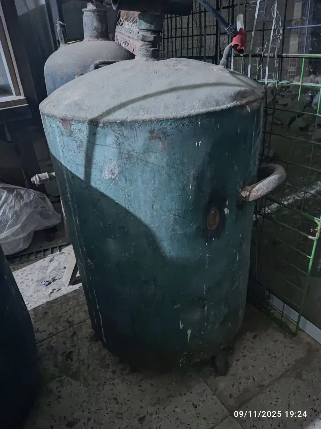 دو عدد کپسول صنعتی برای سندبلاست|ماشین‌آلات صنعتی|آبیک, |دیوار