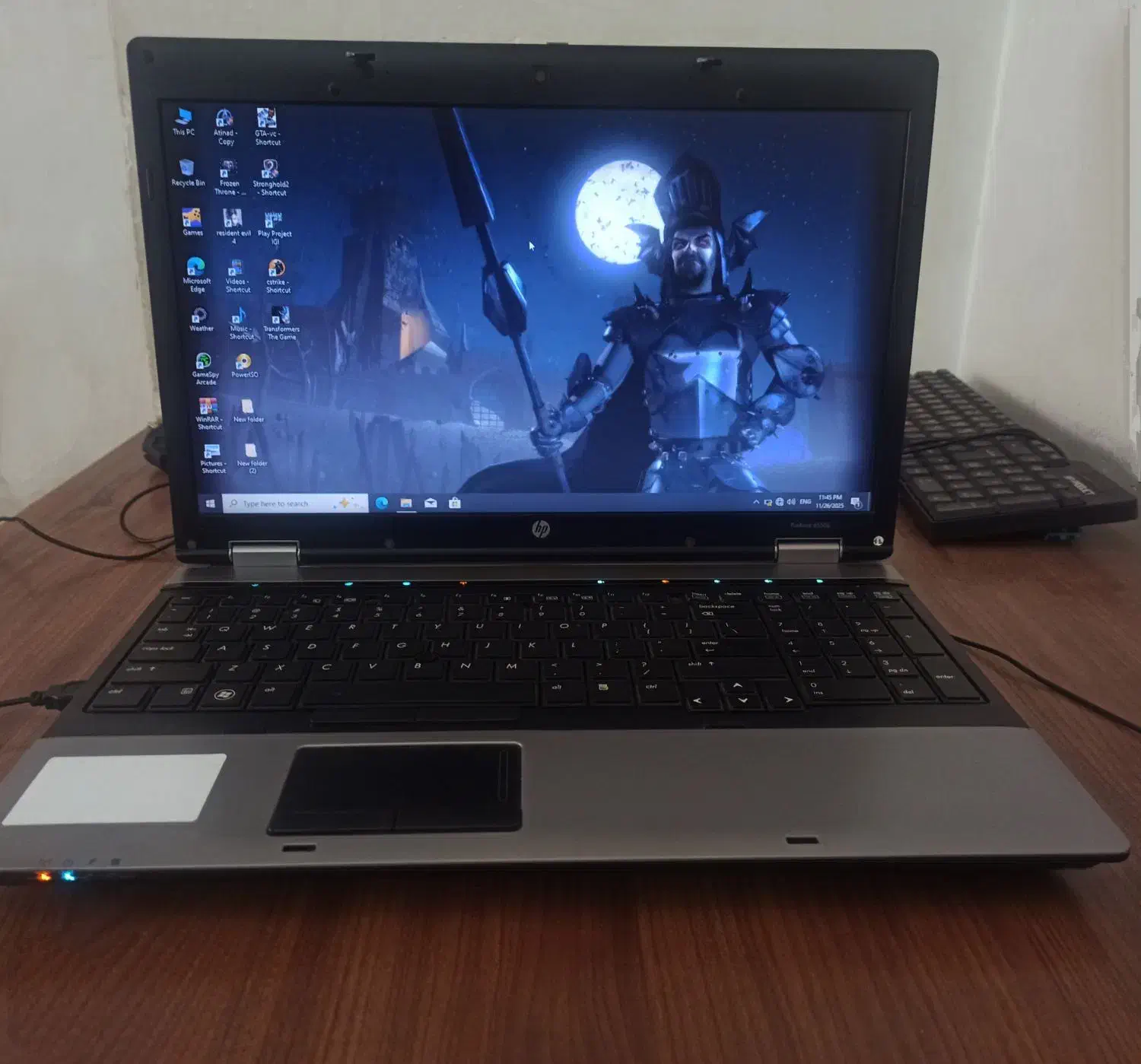 لپ تاپ با میز|رایانه همراه|برخوار, |دیوار