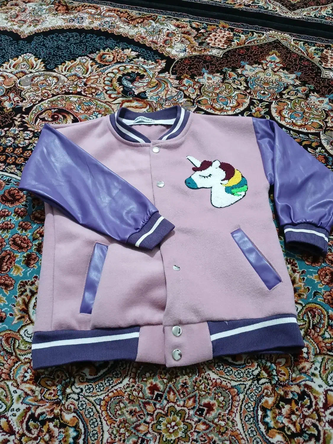 ژاکت|لباس|رباطکریم, شترخوار|دیوار