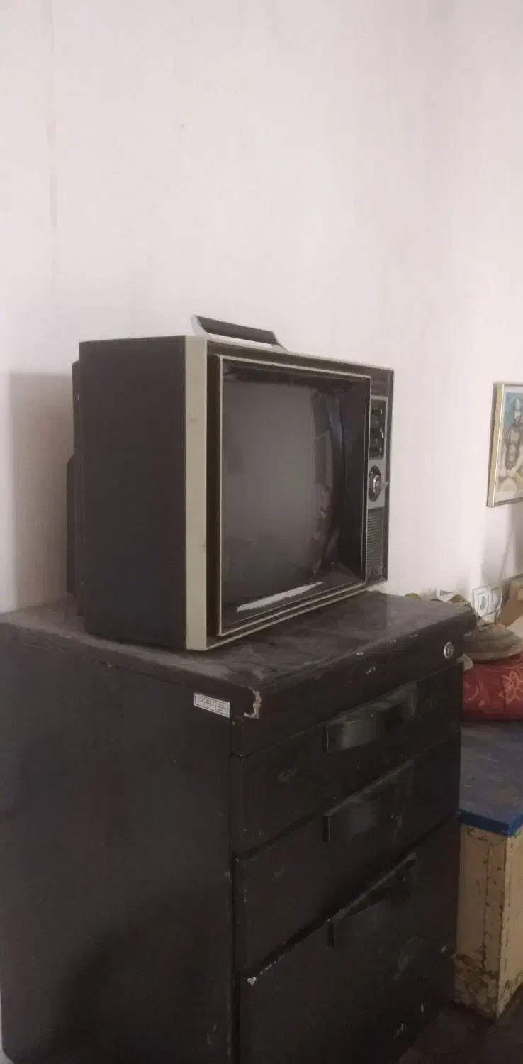 تلوزیون قدیمی|تلویزیون و پروژکتور|شیراز, میانرود|دیوار