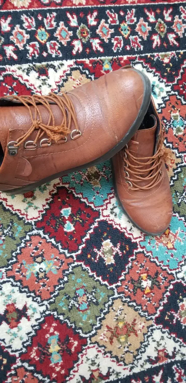 کفش|کیف، کفش، کمربند|قم, نیروگاه|دیوار