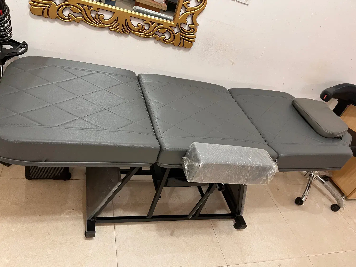 تخت سه تیکه کاملا نو|آرایشگاه و سالن‌های زیبایی|رشت, کوی جام جم|دیوار