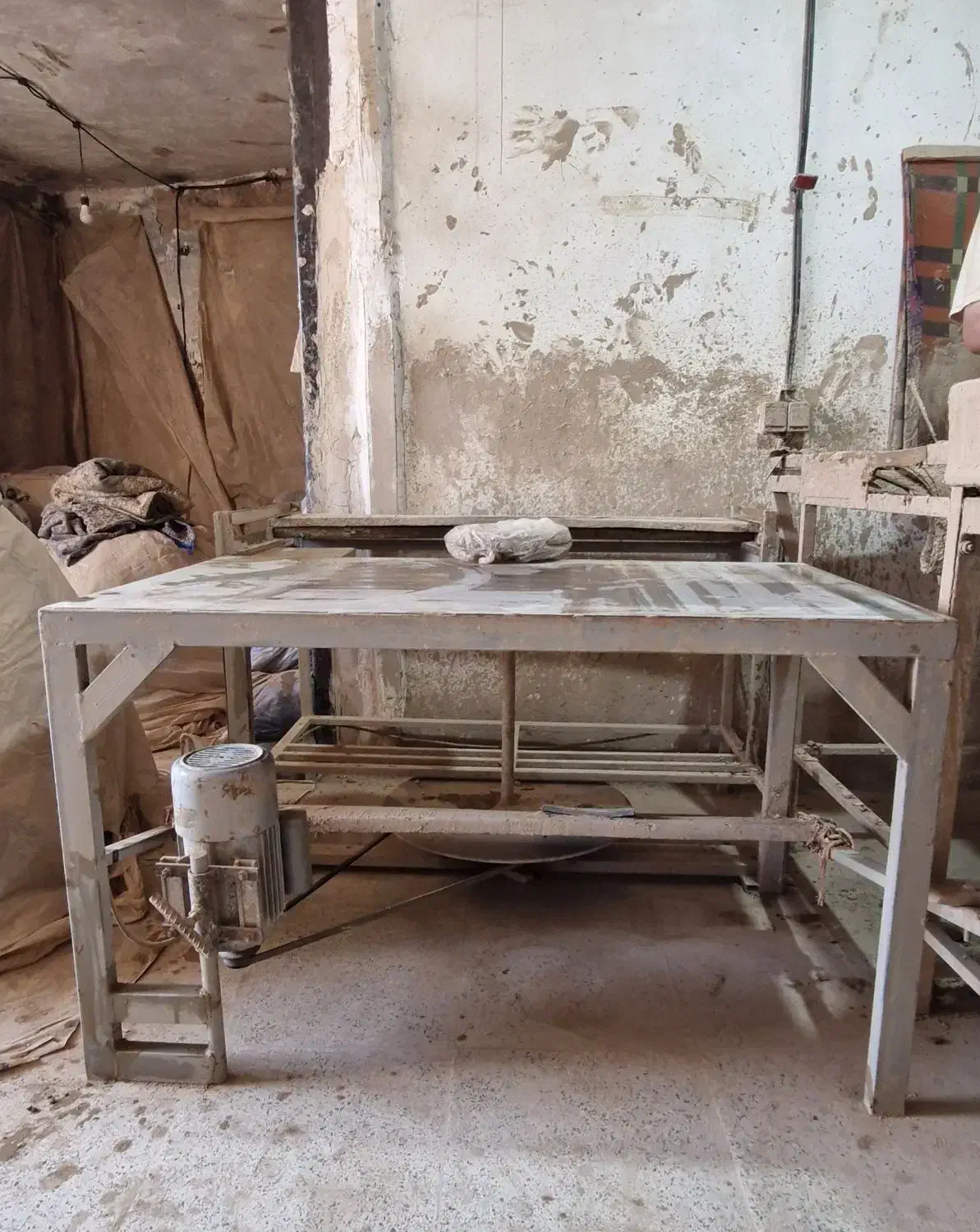 چرخ سفالگری|ماشین‌آلات صنعتی|لالجین, |دیوار