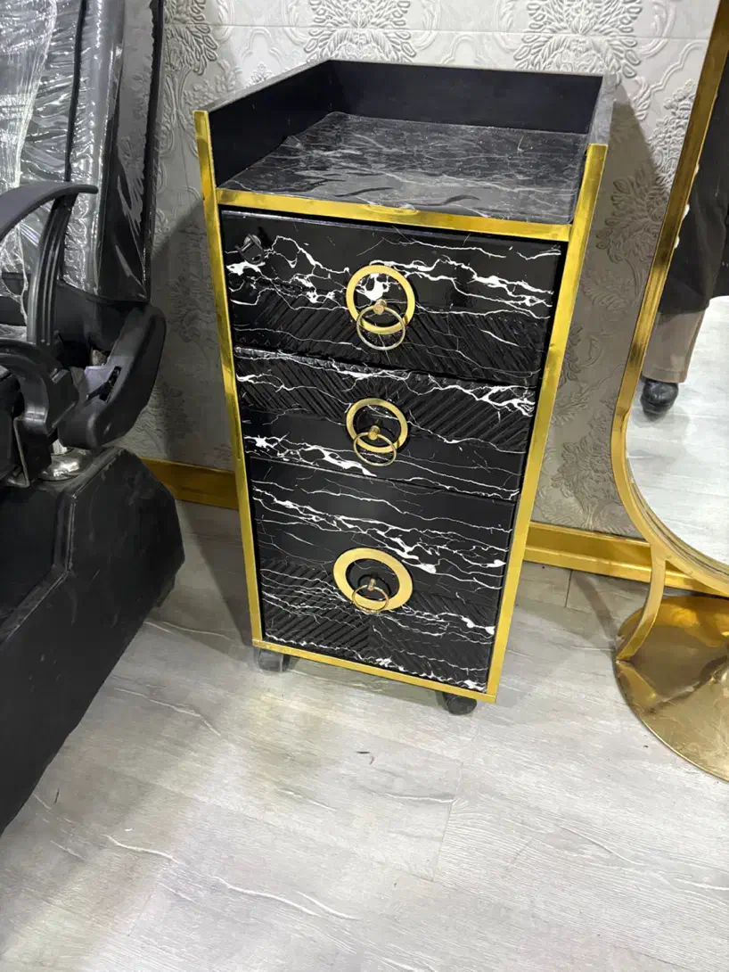 تمامی وسایل ارایشگاه ب فروش می‌رود در حد نو همگی|آرایشگاه و سالن‌های زیبایی|مرودشت, بیست متری بیمارستان|دیوار