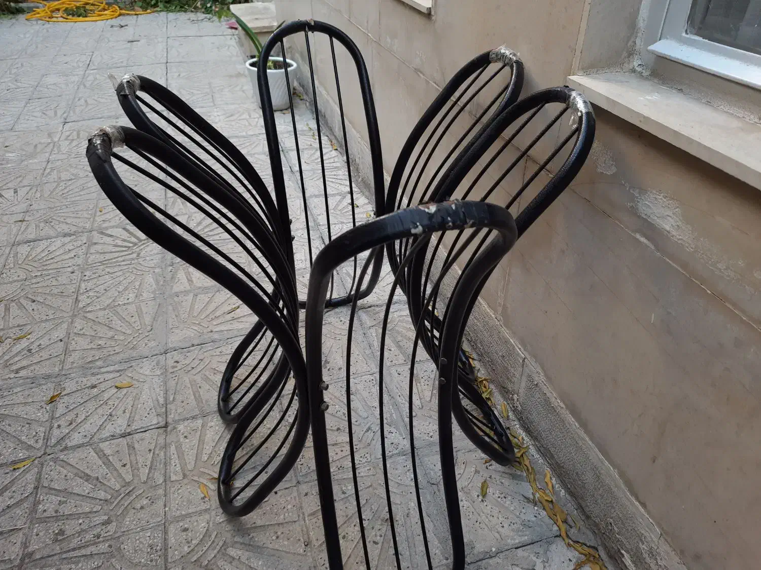 میز چوبی بیضی شکل با پایه فلزی فرفورژه بدون صندلی.|میز و صندلی غذاخوری|کرمانشاه, |دیوار