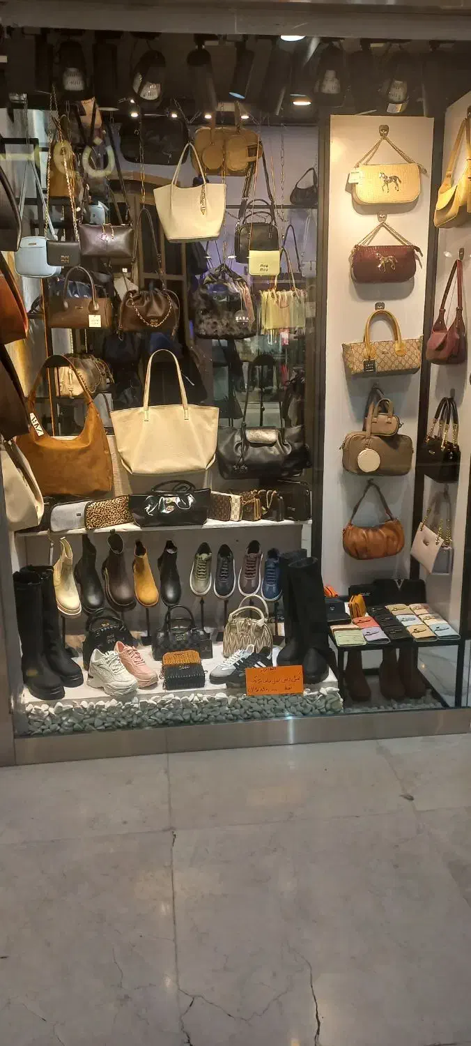 استخدام فروشنده حرفه ای خانم در پاساژ کوروش|استخدام بازاریابی و فروش|تهران, باغ فیض|دیوار