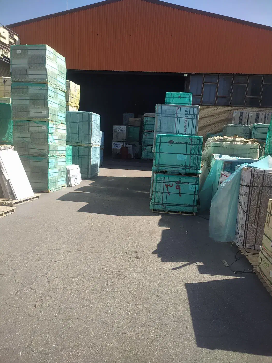 کارگر جهت انبار کاشی|استخدام معماری، عمران و ساختمانی|شیراز, شهرک مهدیه|دیوار