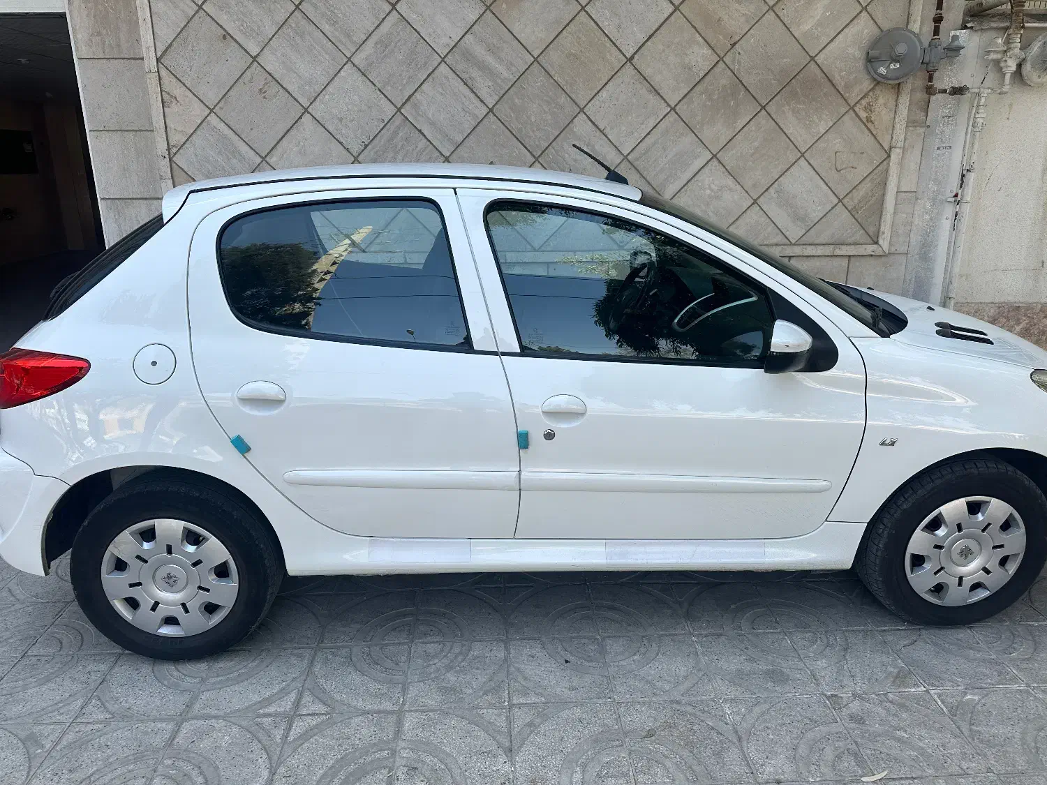 خودرو۲۰۷سقف فلز دنده ای مدل ۱۴۰۰رنگ سفید|خودرو سواری و وانت|شیراز, سینما سعدی|دیوار