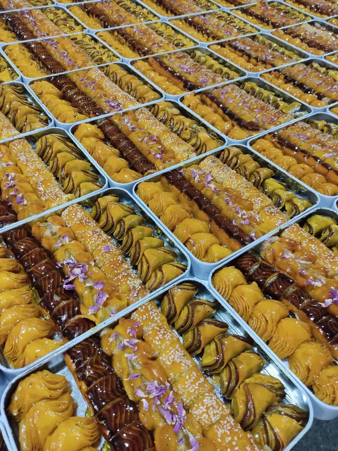 چند نفر خاتم در کارگاه شیرینی پزی نیاز مندیم|استخدام خدمات فروشگاه و رستوران|بهارستان, |دیوار