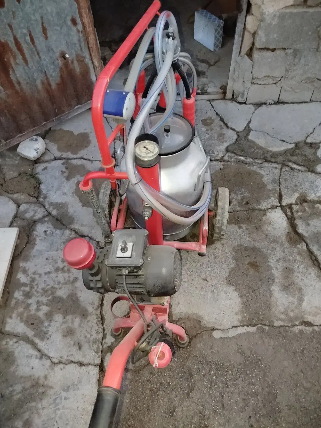 یک دستگاه شیر دوش و یک دستگاه داس برقی|ماشین‌آلات صنعتی|زیویه, |دیوار