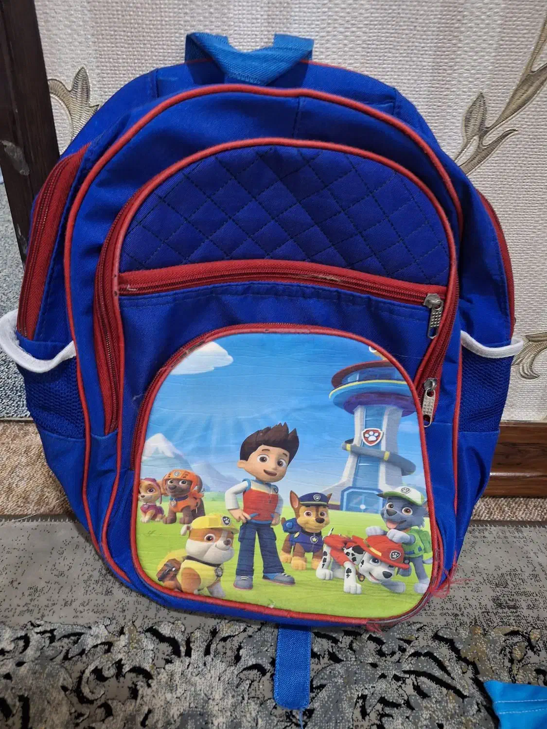 دوتا کیف مدرسه|کیف، کفش، کمربند|اهواز, زیتون کارگری|دیوار