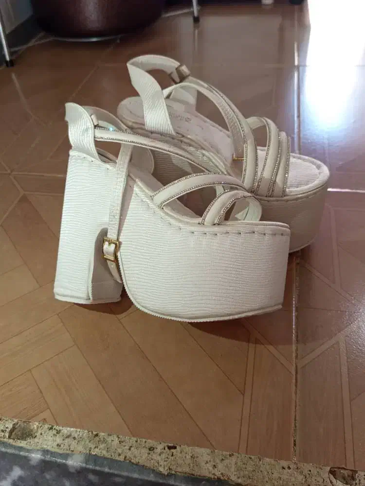 کفش|کیف، کفش، کمربند|سرشیو, |دیوار