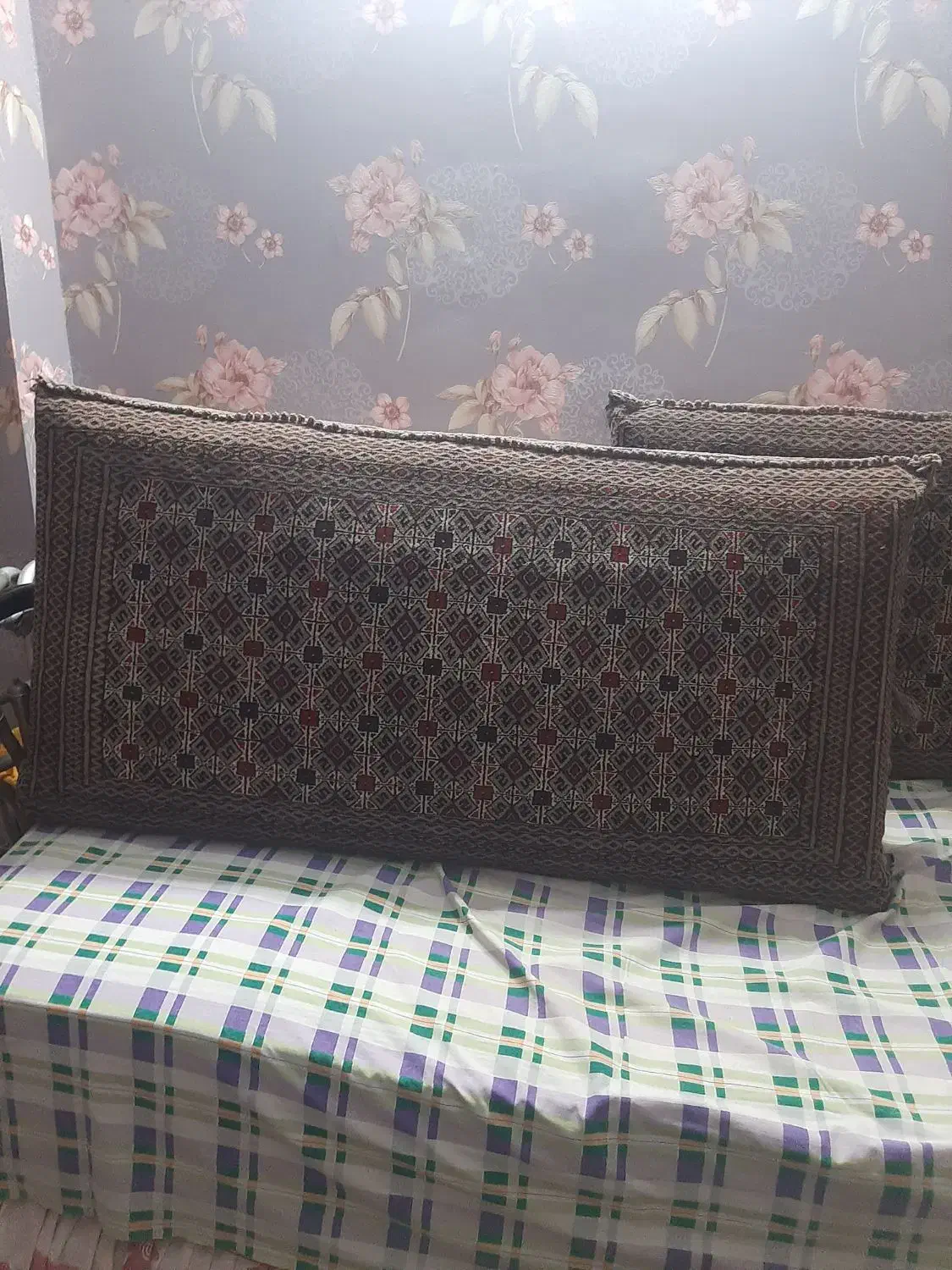 دو جفت پشتی بزرگ لاکی جرگلان و قهوهای دستی ساده|پشتی|مشهد, دانشجو|دیوار