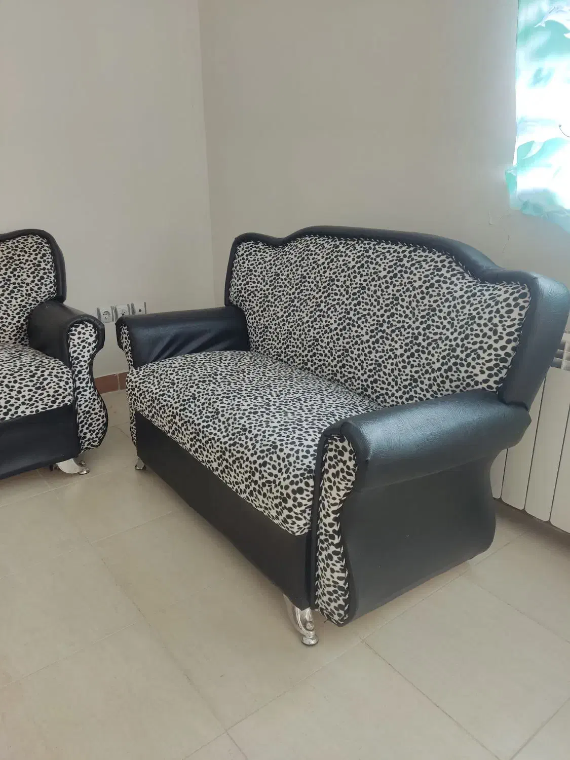 فروش فوری مبل تمیز چرم به علت مهاجرت|مبلمان خانگی و میز عسلی|بندر انزلی, مسکن مهر|دیوار