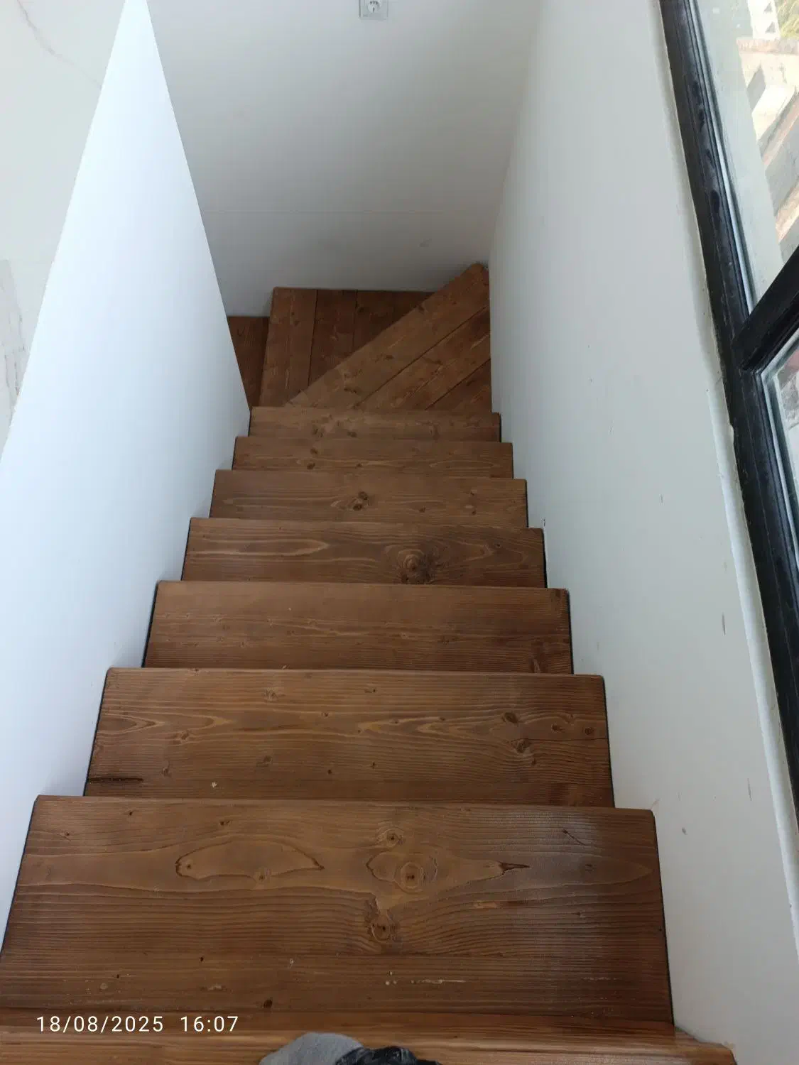 کاور چوبی پله های بتونی|مصالح و تجهیزات ساختمان|رشت, کوی طالقانی|دیوار