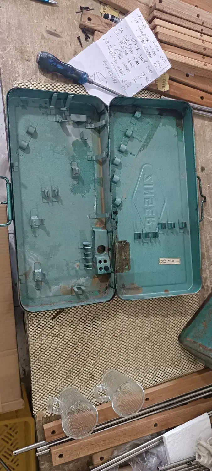 جعبه ابزار فلزی قدیمی آنتیک عتیقه|کلکسیون اشیاء عتیقه|چهاردانگه (تهران), |دیوار