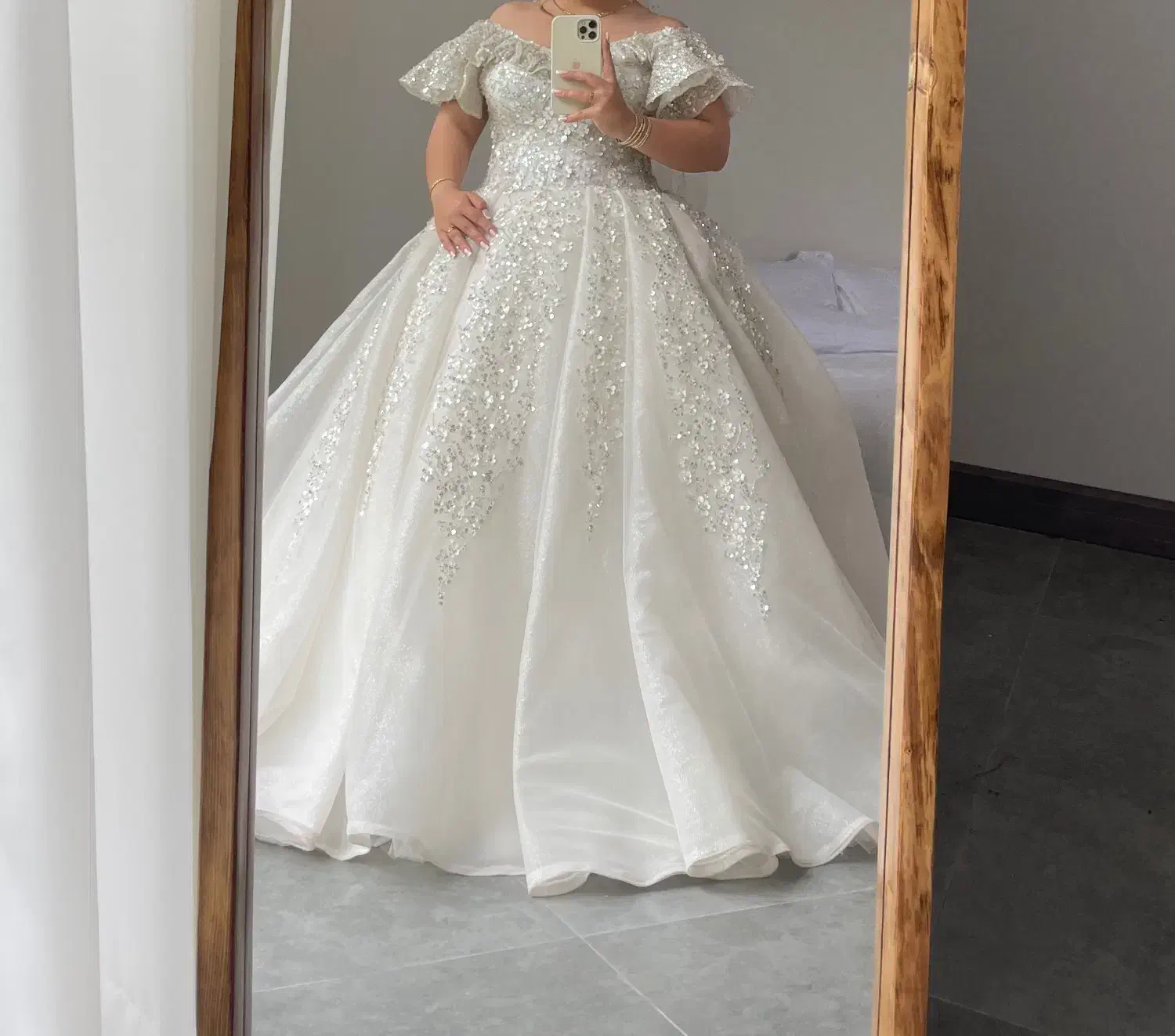 لباس عروس خوش دوخت|لباس|رشت, دروازه لاکان|دیوار