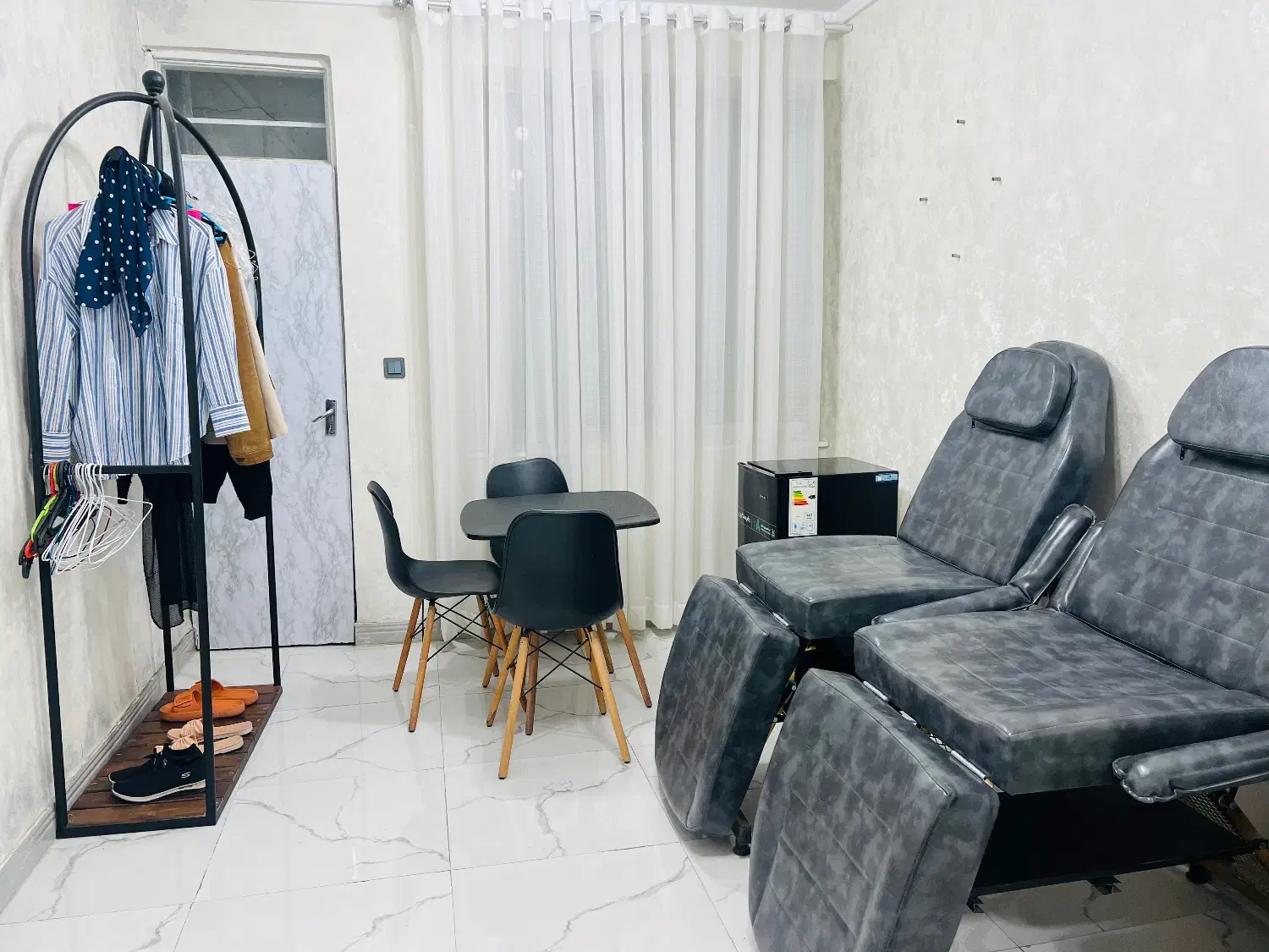 تخت مژه ۳عدد با بهترین کیفیت چرم،ترولی،میز، رگال|آرایشگاه و سالن‌های زیبایی|فومن, |دیوار