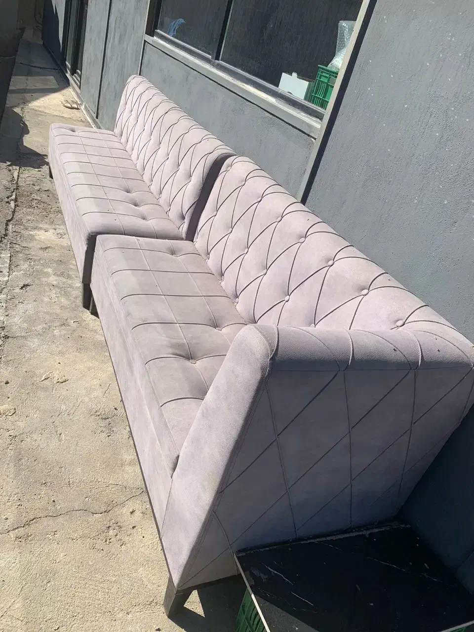 تعدادی میز و صندل و مبل L|میز و صندلی غذاخوری|باسمنج, |دیوار