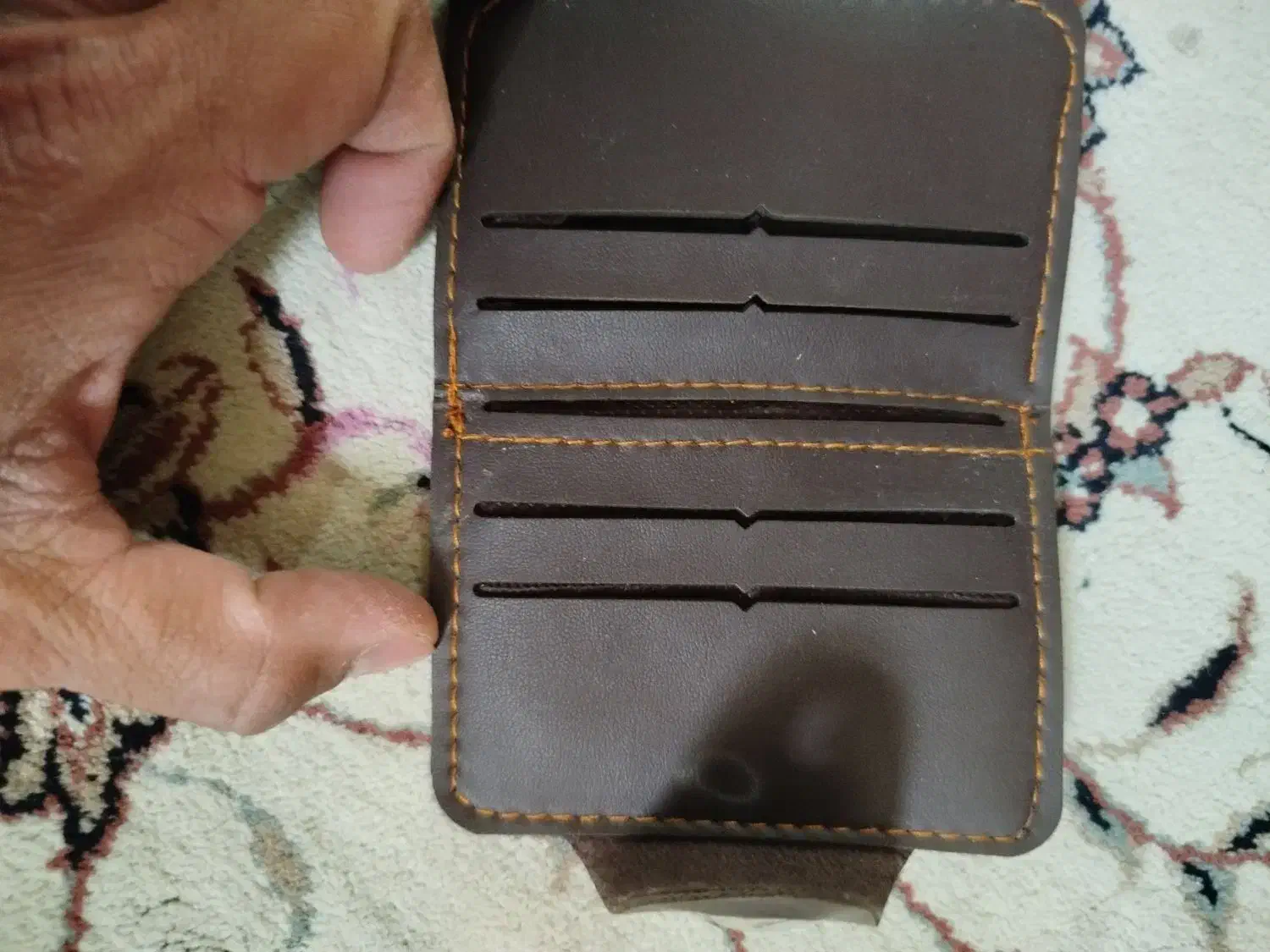 کیف پول|کیف، کفش، کمربند|رباط‌کریم, رباط‌کریم|دیوار