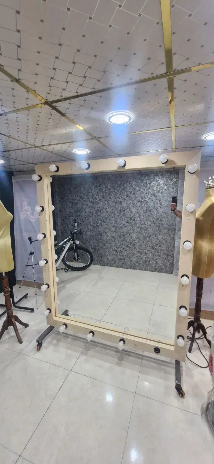 آینه چراغ دار|آینه|قم, باغ شریفی|دیوار