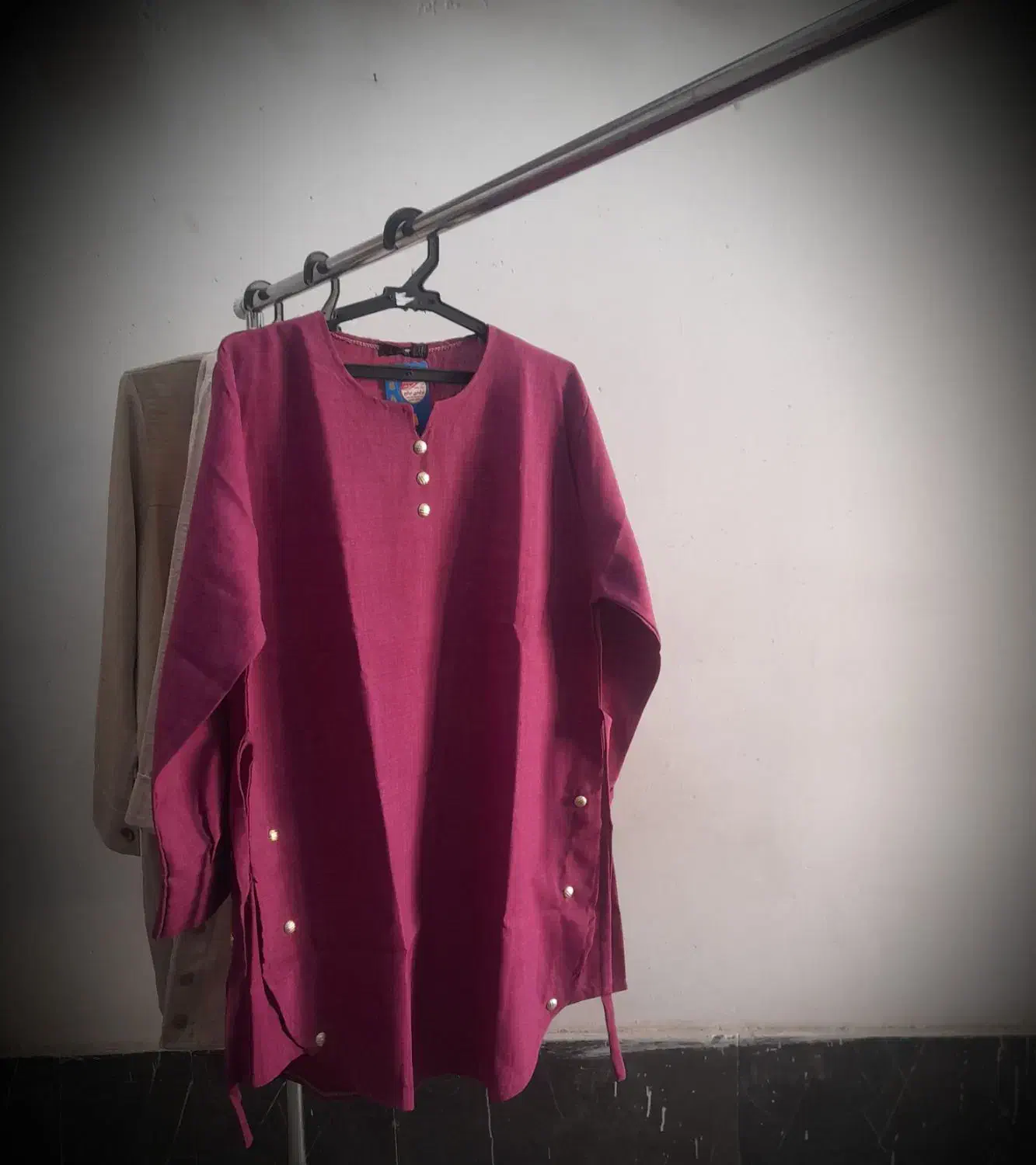 عیدانه|لباس|قم, وادی السلام|دیوار