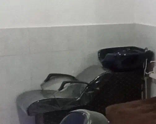 صندلی پمپی و سنک سرشور در حد|آرایشگاه و سالنهای زیبایی|بیرجند, |دیوار