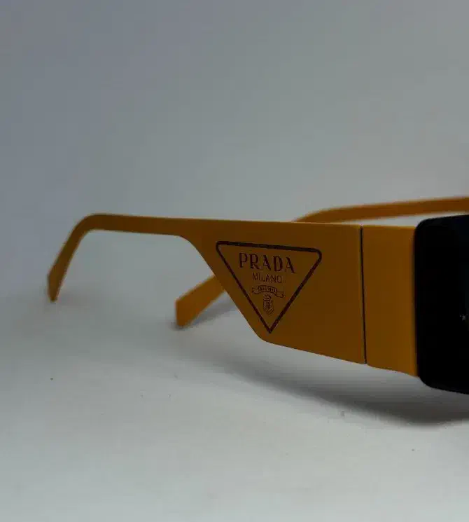 عینک مردانه و زنانه Prada به همراه کیف زیپی|زیورآلات و اکسسوری|شاهینشهر, شهرک میلاد|دیوار