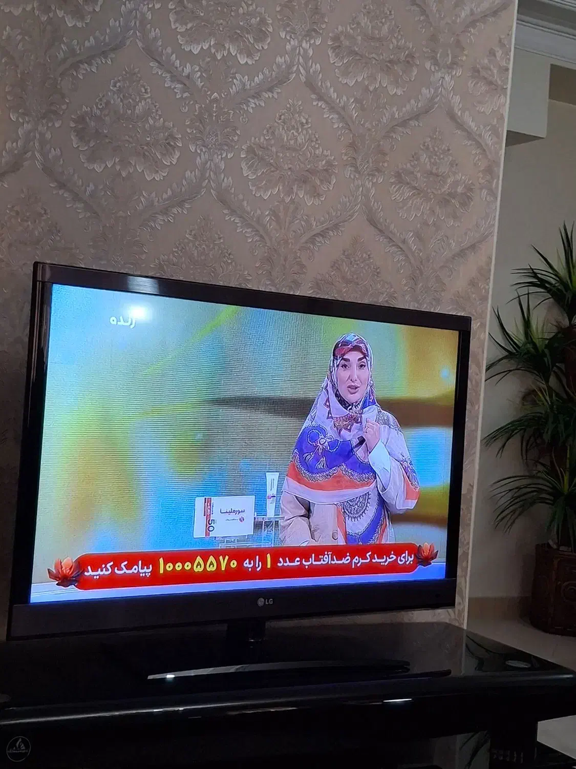 فروش تلویزیون ال جی ۴۲ اینچ به همراه میز تلویزیون|تلویزیون و پروژکتور|هشتگرد, فاز ۲ مهستان|دیوار