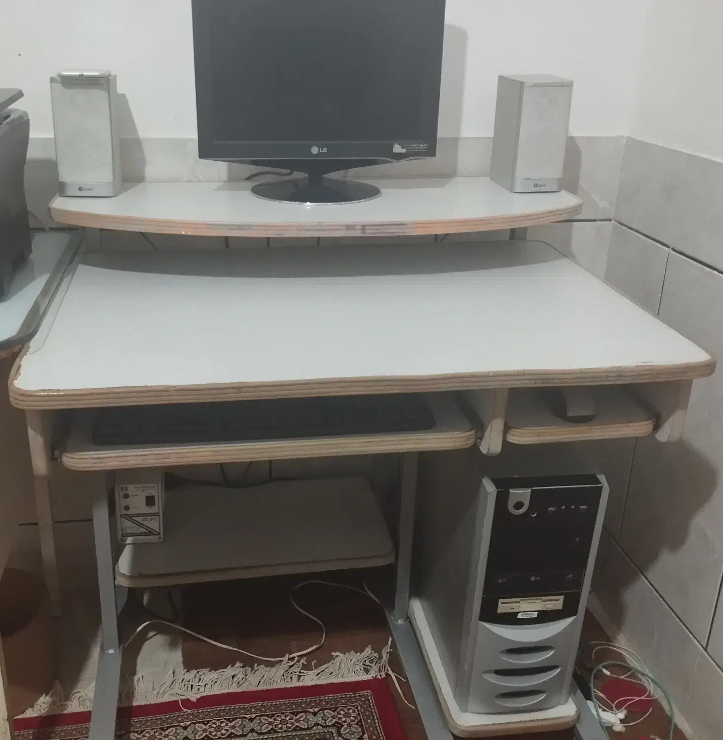 کامپیوتر و میز کامپیوتر|رایانه رومیزی|داراب, |دیوار