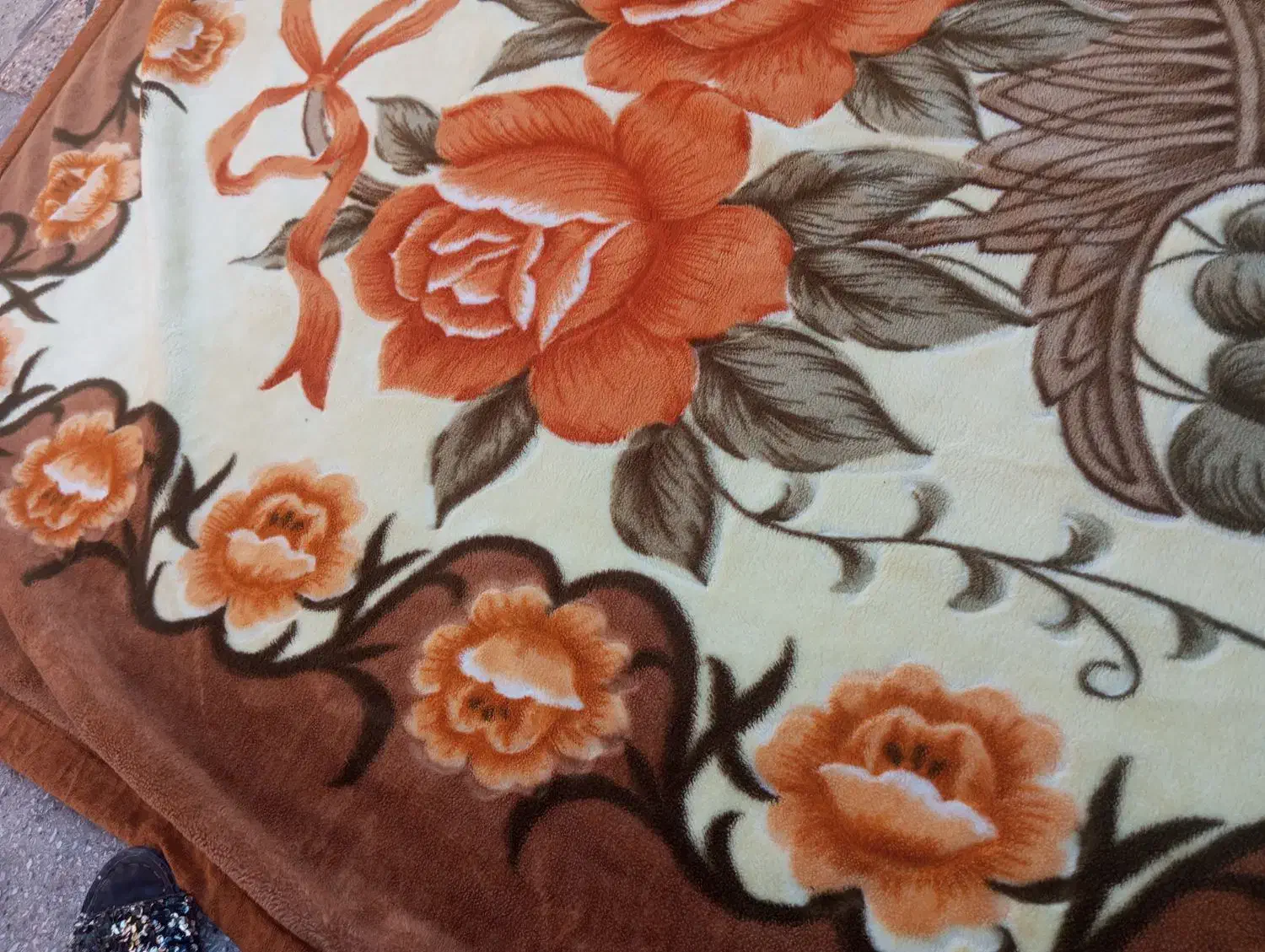 پتو مخملی قهوه ای|رختخواب، بالش، پتو|اهواز, زیتون کارگری|دیوار