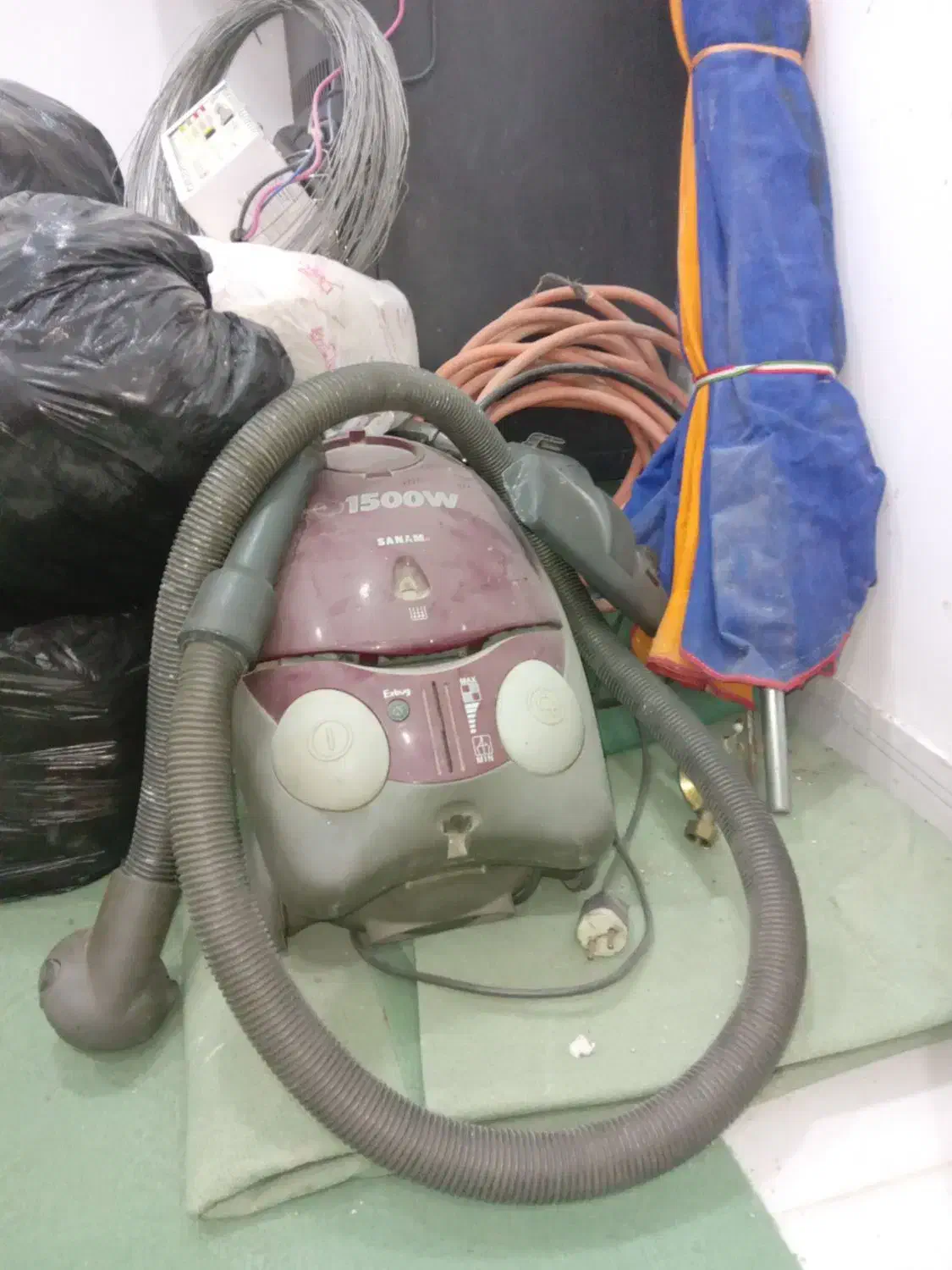 جاروبرقی|جاروبرقی، جارو شارژی، بخارشو|اهرم, |دیوار