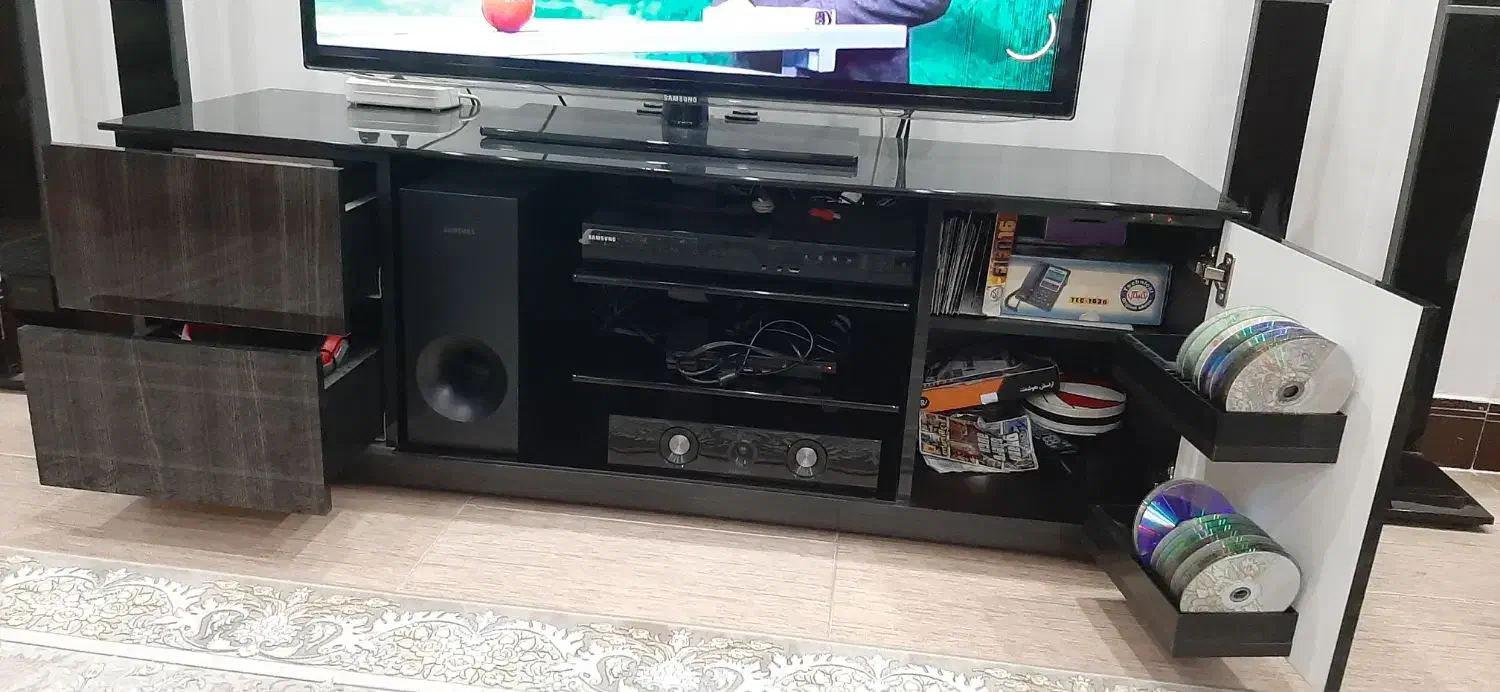 میز تی وی|میز تلویزیون|اندیشه, اندیشه فاز ۱|دیوار