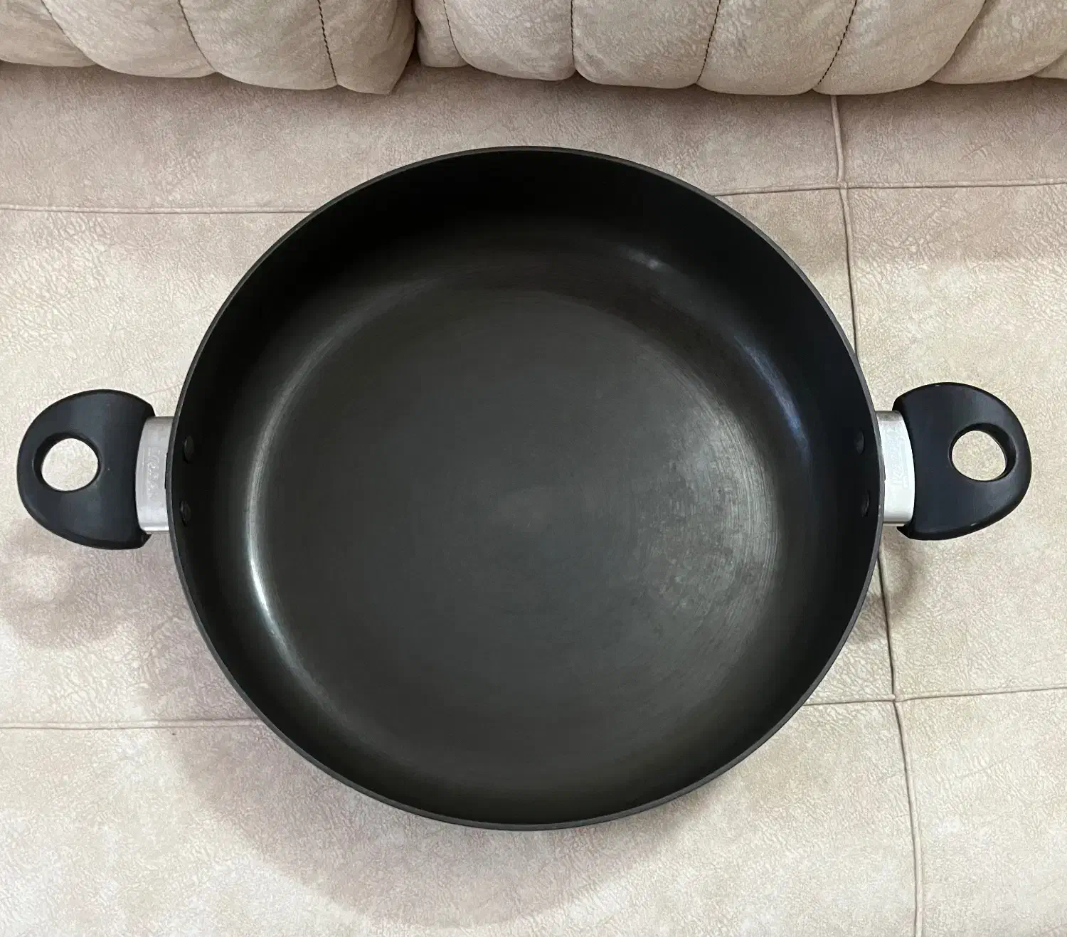 ماهیتابه کارال و قابلمه روی|ظروف پختوپز|یزد, |دیوار