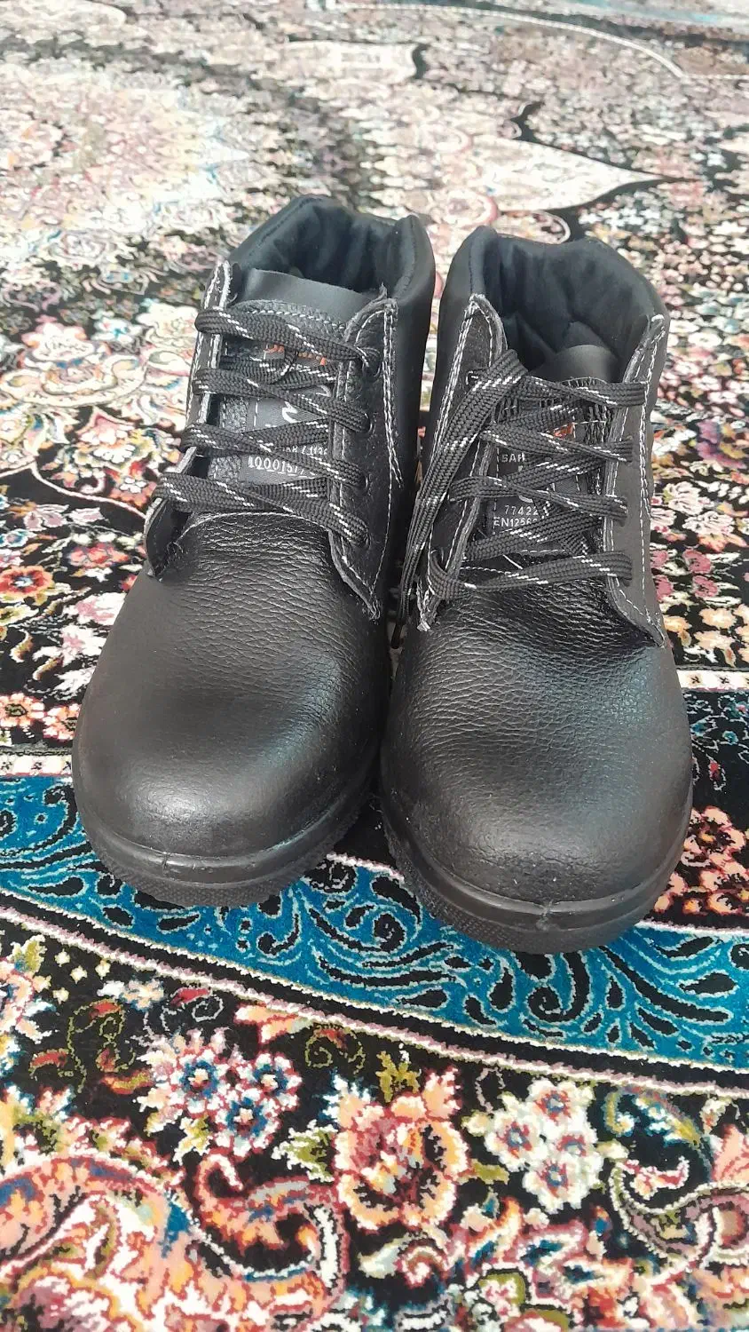 کفش کار|کیف، کفش، کمربند|قم, شهر قائم|دیوار