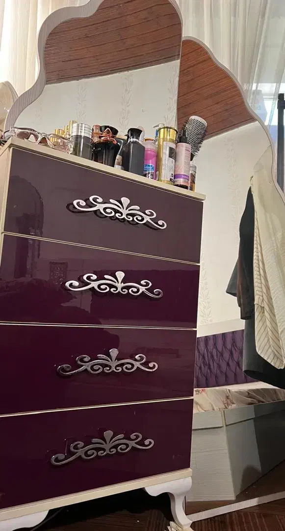 تخت دو نفره همراه تشک وپا تختی و آینه و دراور|تخت و سرویس خواب|لاهیجان, لیالستان|دیوار