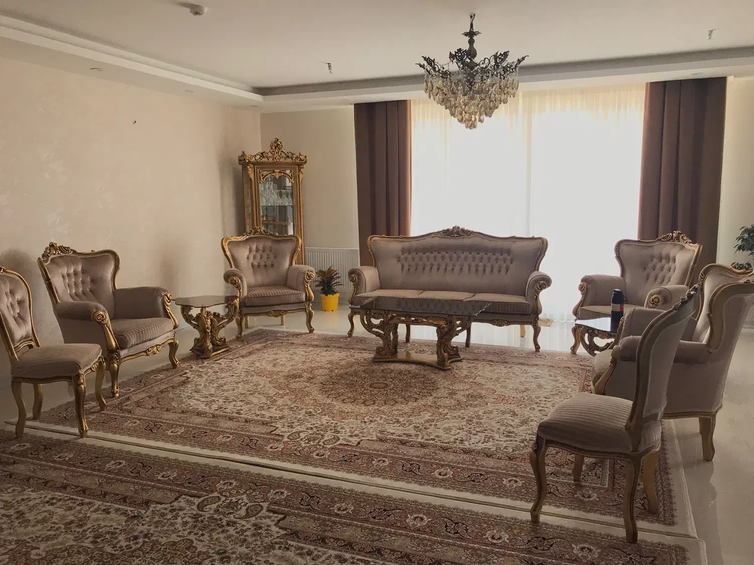 مبلمان کلاسیک ۹ نفره + ویترین|مبلمان خانگی و میز عسلی|شاهین‌شهر, عطار|دیوار