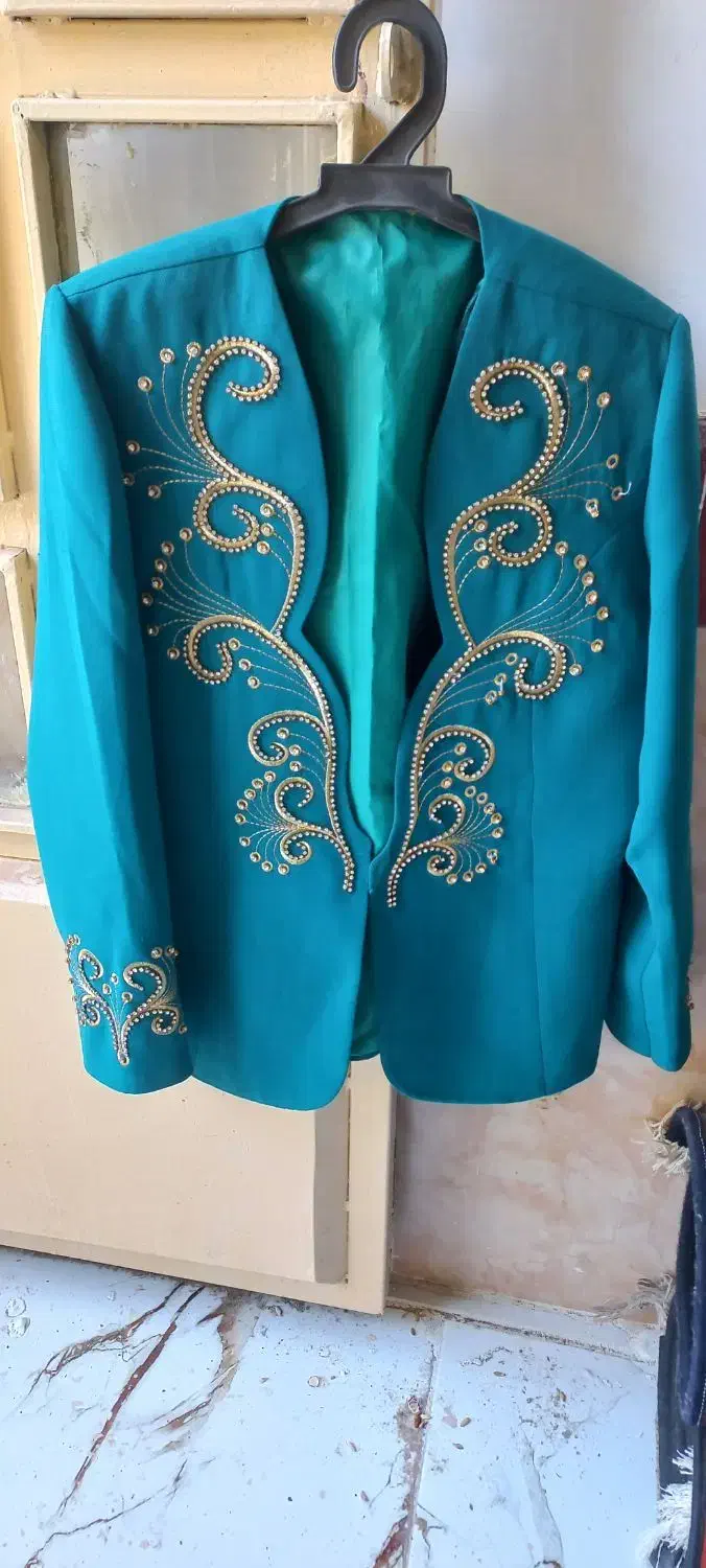 کت ودامن مجلسی|لباس|نوده انقلاب, |دیوار