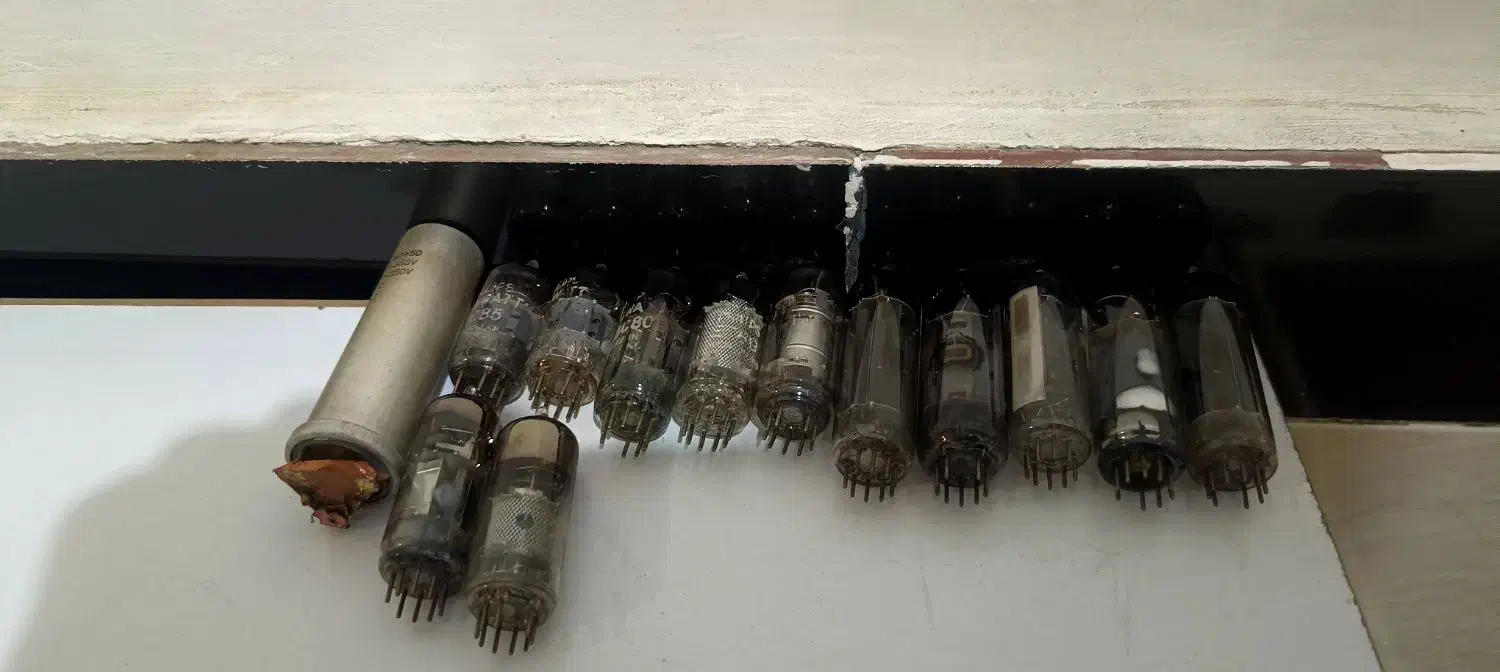 لامپ رادیو قدیمی|کلکسیون اشیاء عتیقه|مریوان, |دیوار