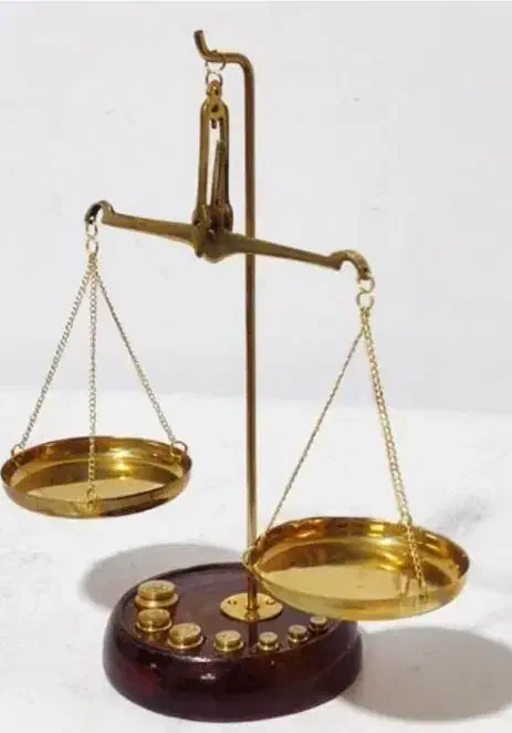 ترازوی برنجی عدالت|کلکسیون اشیاء عتیقه|دماوند, گیلاوند|دیوار