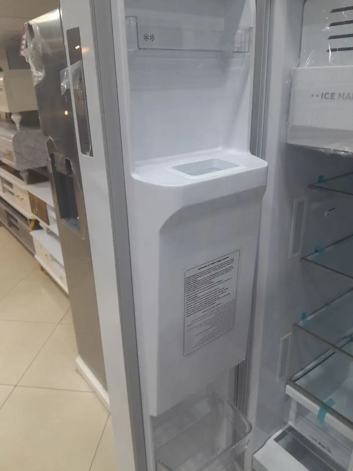 یخچال دوقلو ساید. لباس شویی کندی|ماشین لباسشویی و خشککن لباس|صحنه, |دیوار