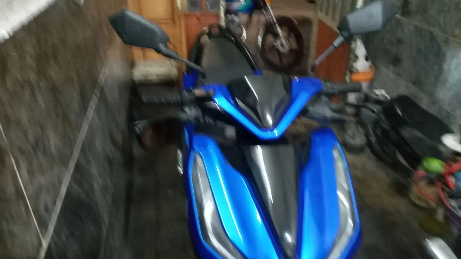 کلیک ۱۸۰ در حدصفر مدل۱۴۰۱ بهترین رنگ|موتورسیکلت|بروجرد, |دیوار