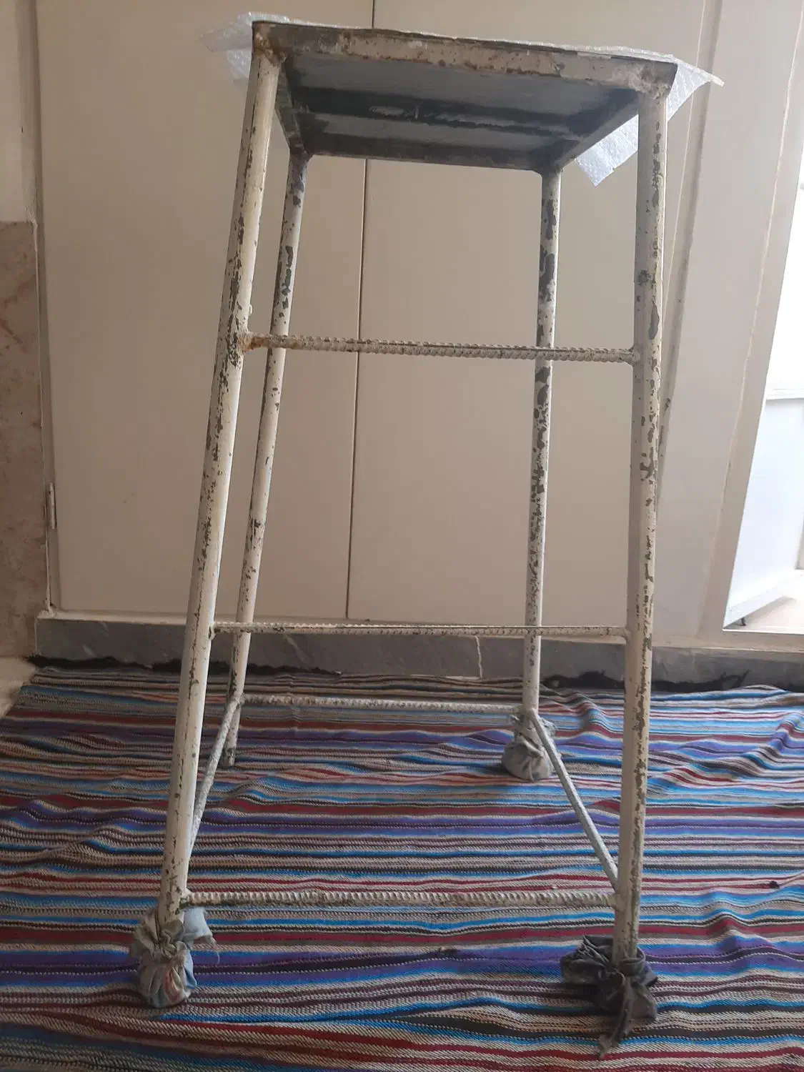 چهارپایه|صندلی و نیمکت|اراک, |دیوار