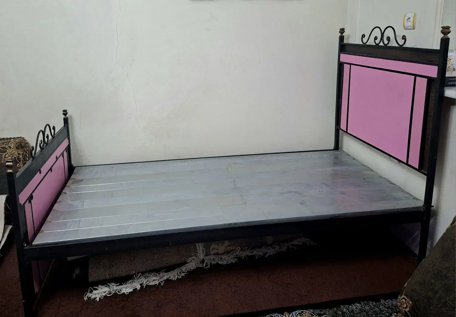 تخت چوب فلز فرفوژه دار|تخت و سرویس خواب|شیراز, بریجستون|دیوار