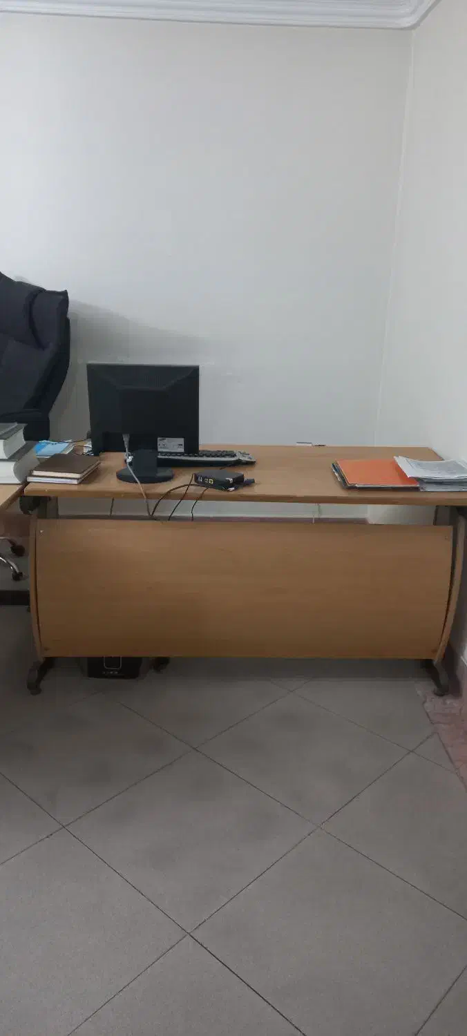 میز اداری یا منشی در حد خیلی نو|مبلمان اداری|شیراز, زرهی|دیوار