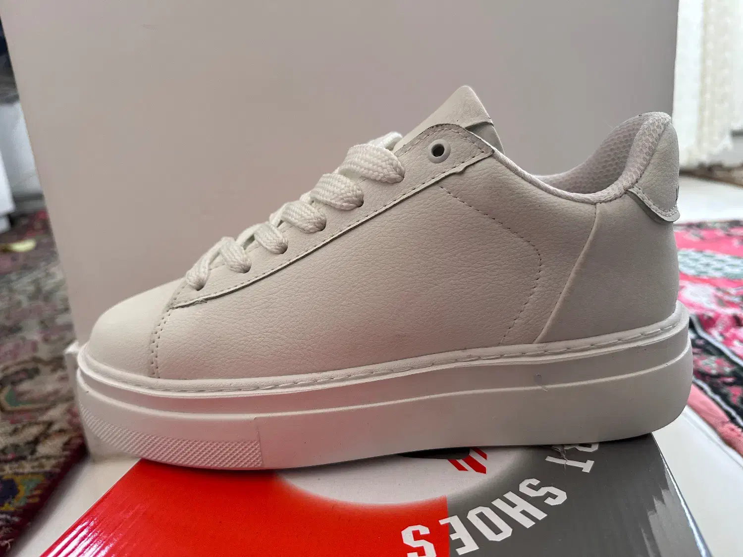 کفش سفید|کیف، کفش، کمربند|خوی, |دیوار