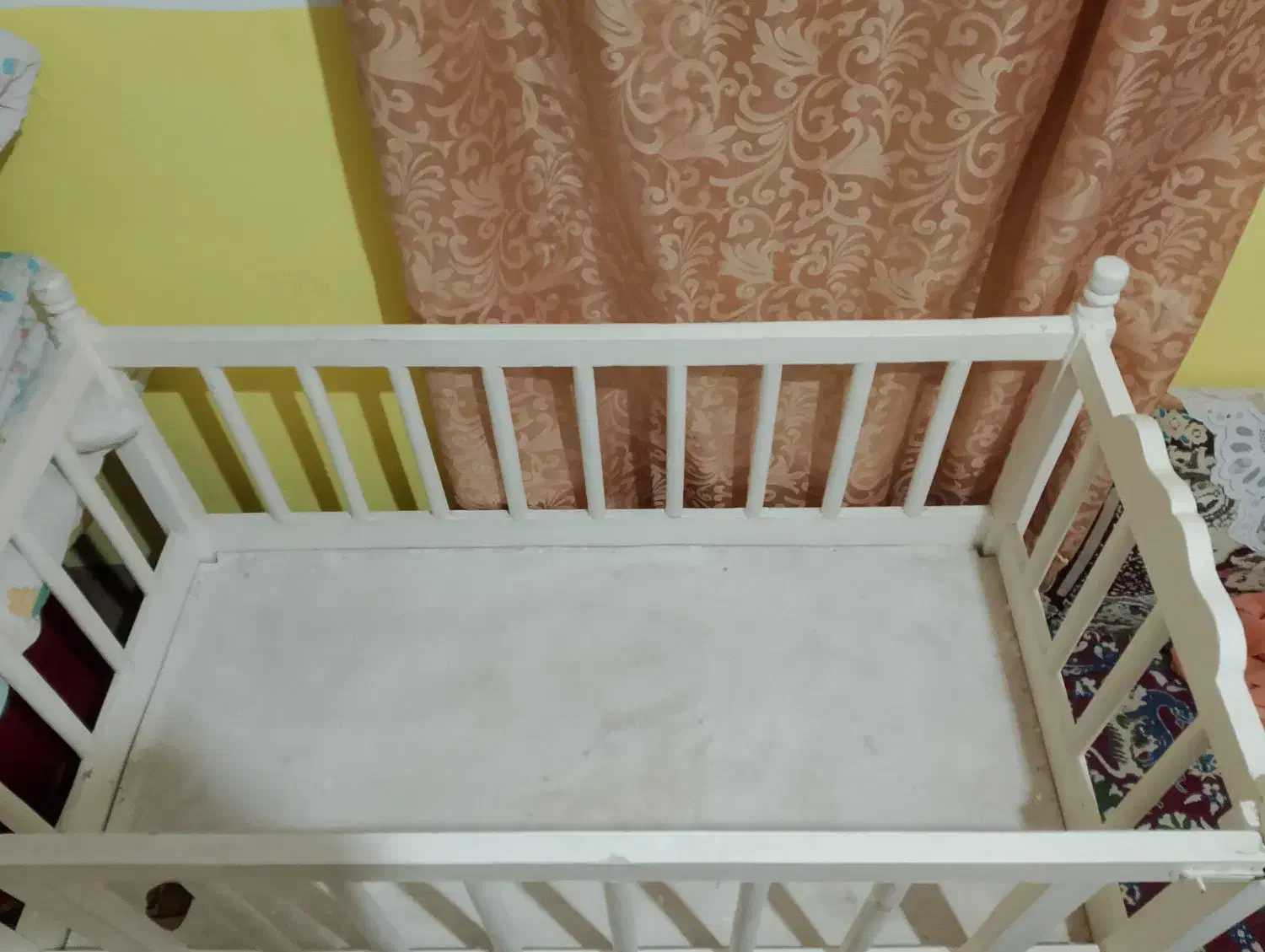 تخت نوزاد|تخت و صندلی بچه|تربت جام, میان جام|دیوار