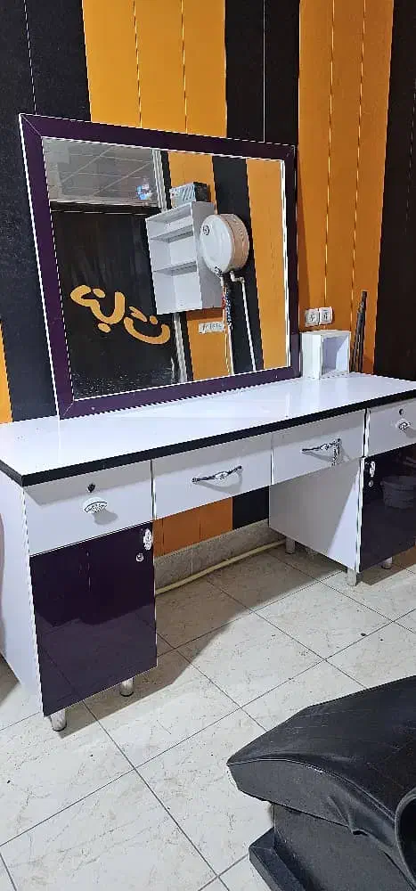 آیینه و کنسول آرایشگاه با صندلی|آرایشگاه و سالن‌های زیبایی|دره شهر, |دیوار