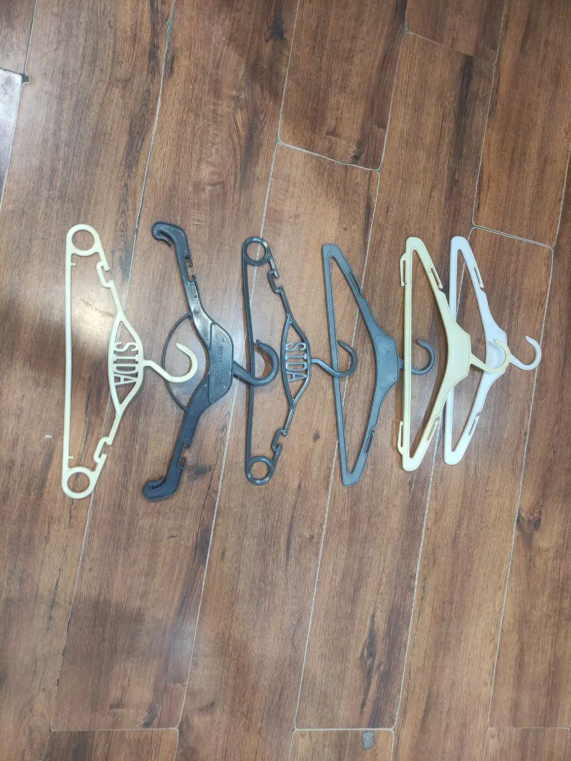 چوب لباسی|بندرخت و رخت‌آویز|قم, شاه ابراهیم|دیوار